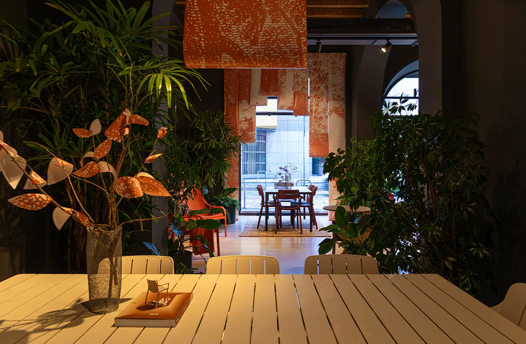 Zdjęcie przedstawia wnętrze kawiarni z meblami włoskimi.