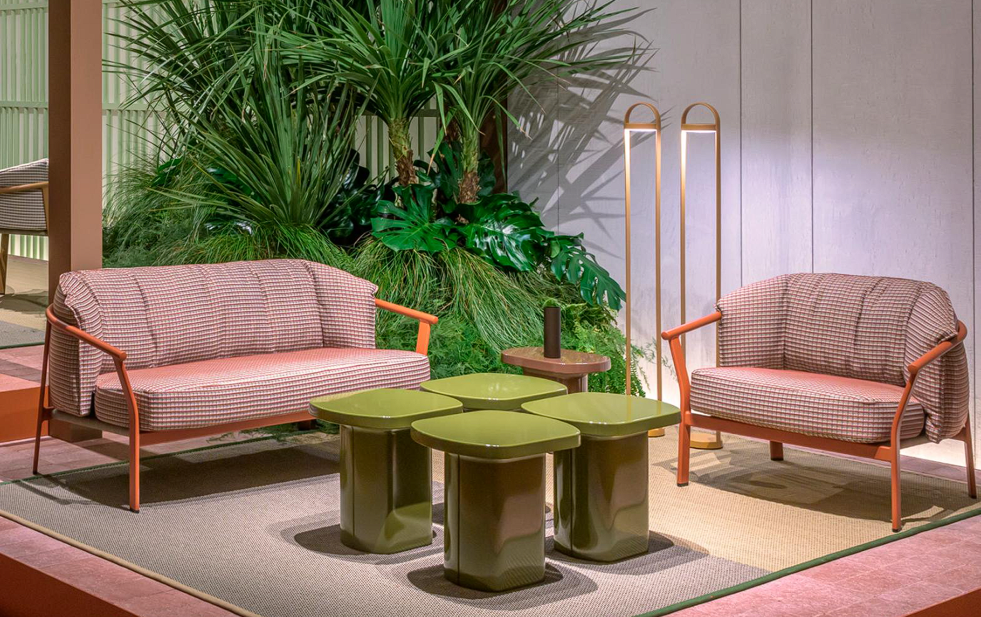 Zdjęcie przedstawia ekskluzywne i nowoczesne meble do salonu.