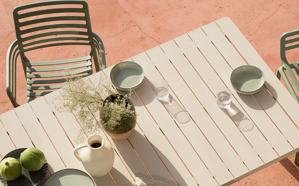 Zdjęcie przedstawia meble Nardi na dworze.