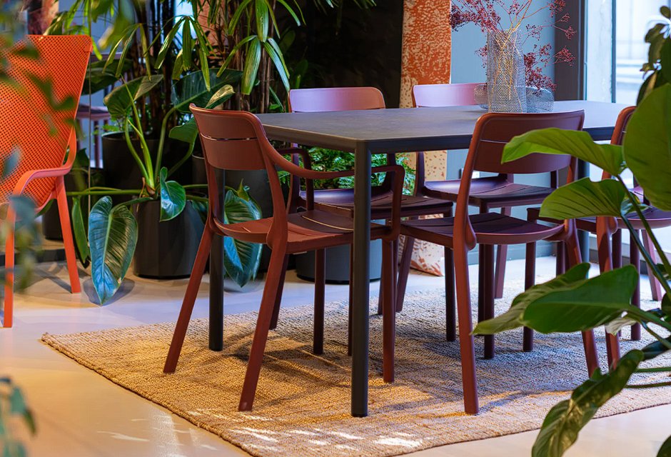 Zdjęcie przedstawia stoliki kawowe i meble marki Nardi.