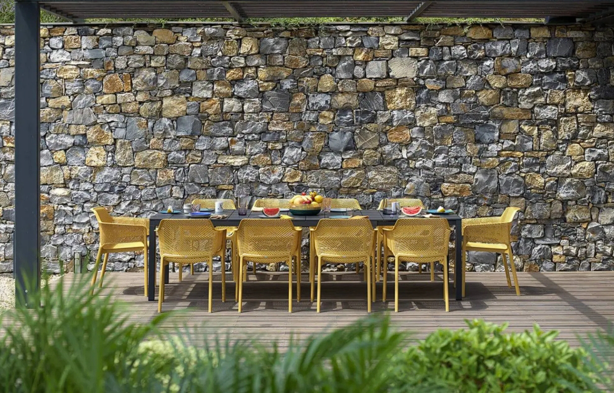 Zdjęcie przedstawia meble ogrodowe marki Nardi. 